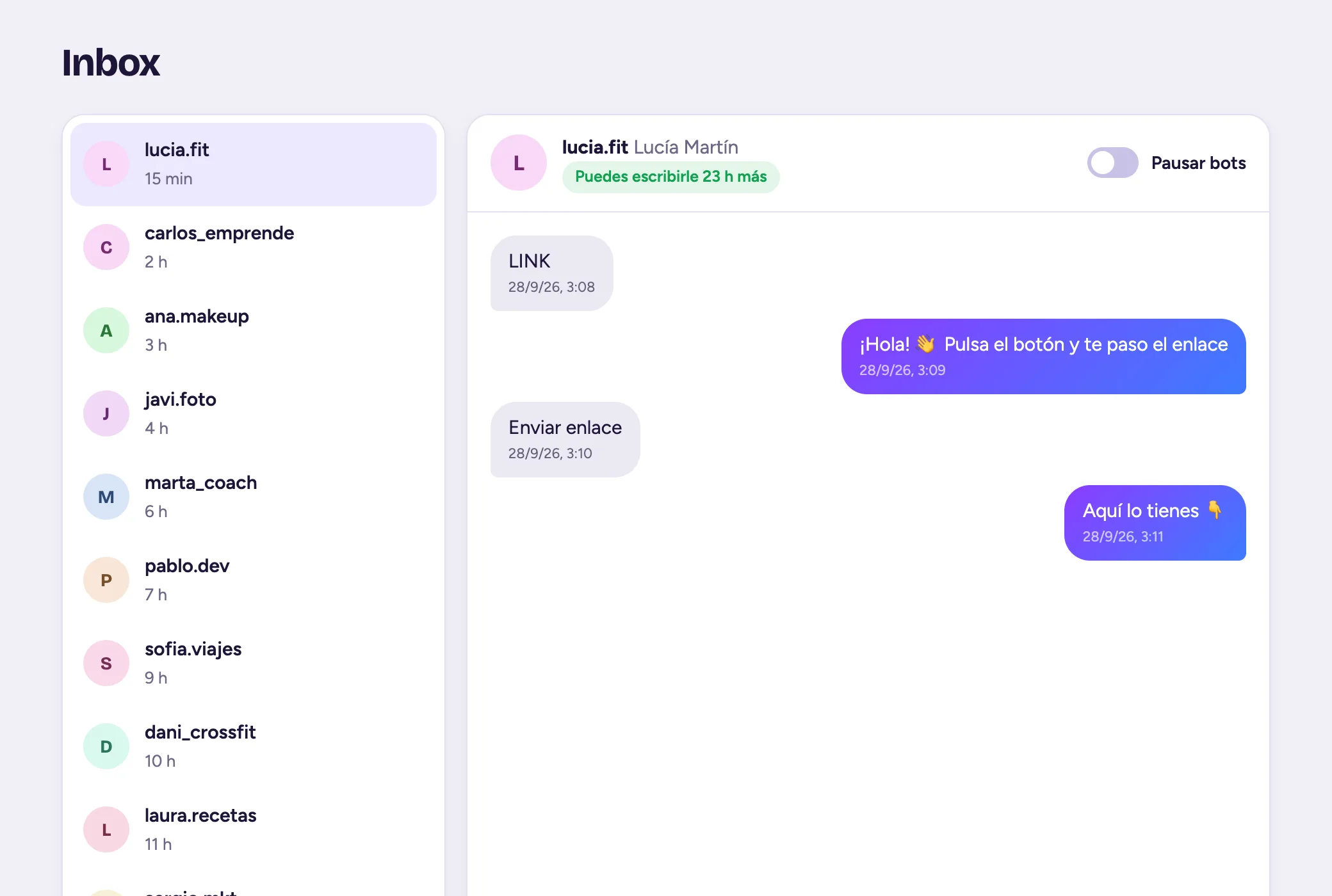 Bandeja de entrada con una conversación abierta, el aviso Puedes escribirle 23 h más y el interruptor Pausar bots